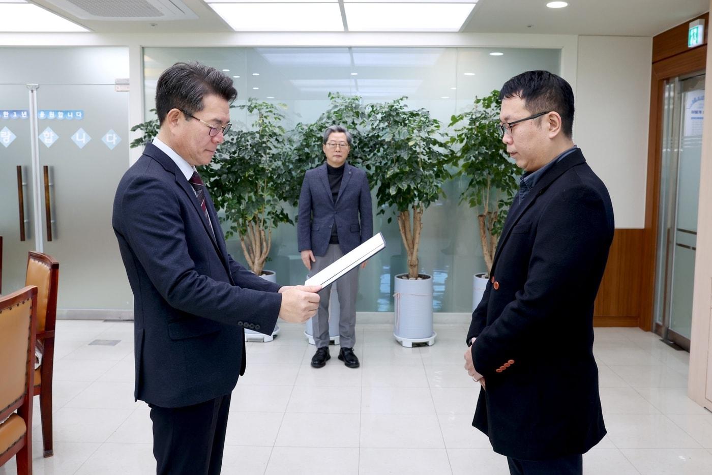 지난 1일 정원오&#40;왼쪽&#41; 성동구청장이 노동이사 임명장을 수여하고 있는 모습&#40;성동구 제공&#41;