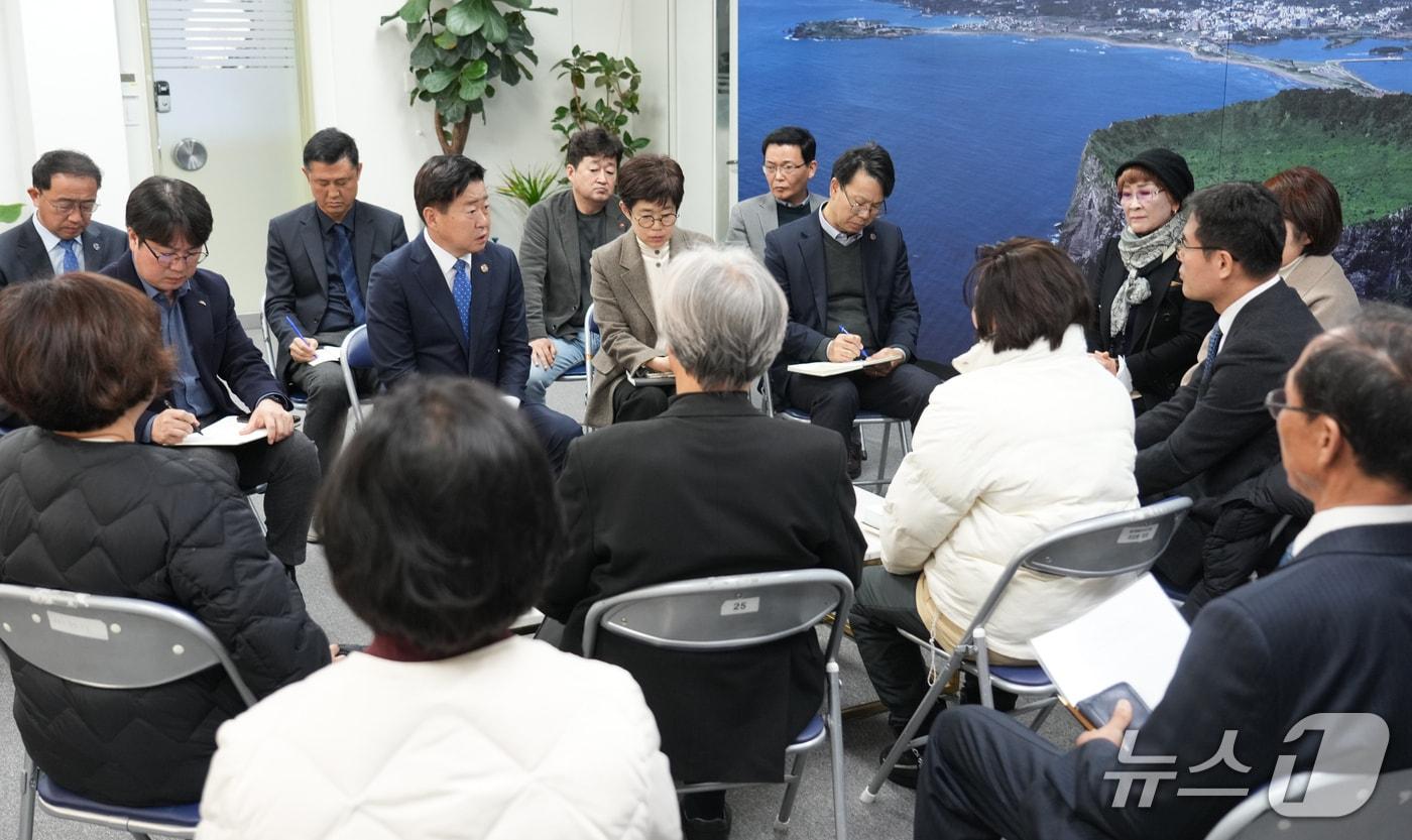 오영훈 제주도지사 2일 도청에서 제주평화인권헌장 제정 반대 단체와 얘기를 나누고 있다(제주도 제공)/뉴스1