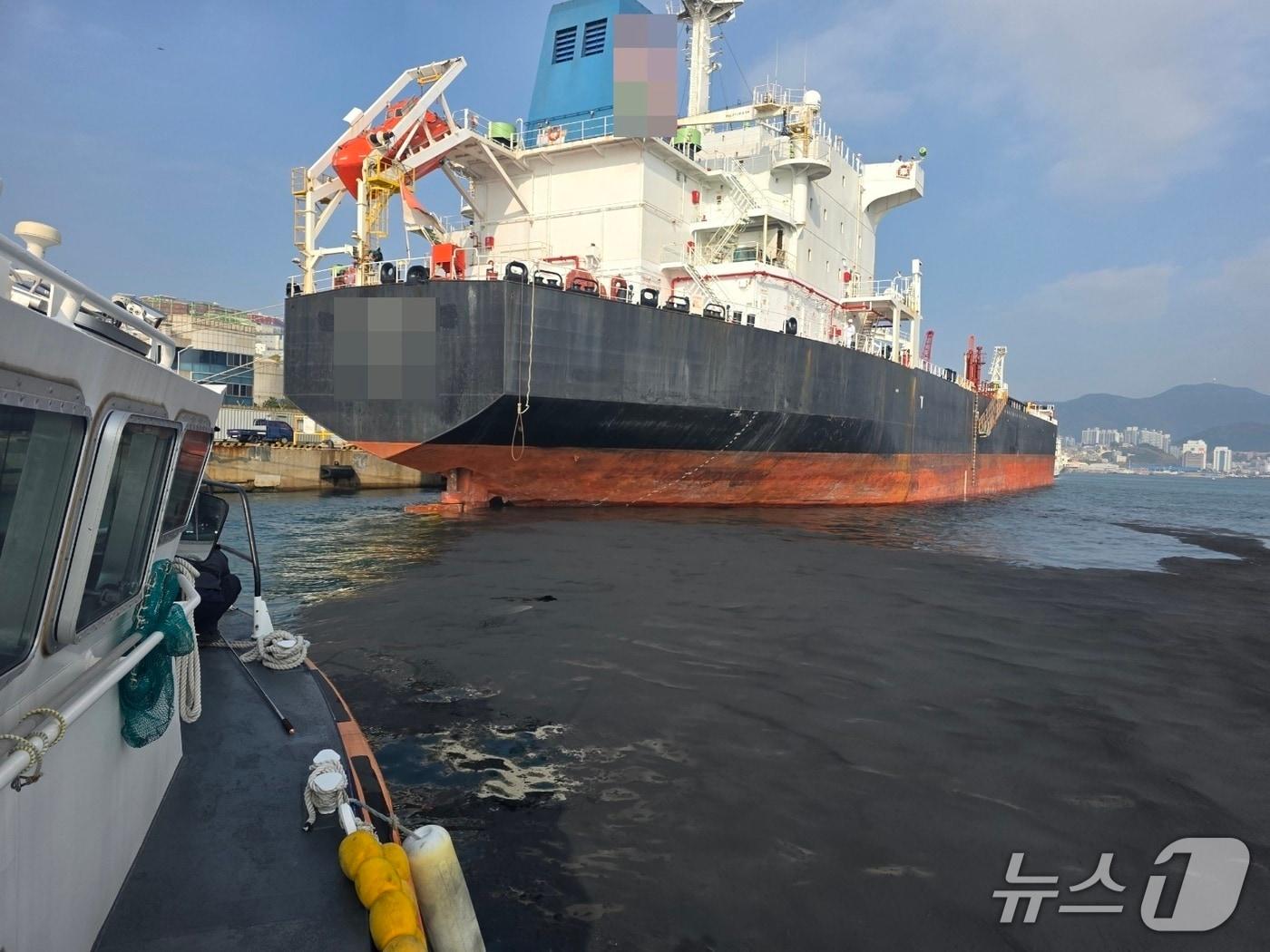 본문 이미지 - 지난달 26일 부산 감천항 인도네시아 유조선 검댕 폐기물 유출 사고 현장.(부산해경 제공. 재판매 및 DB 금지)