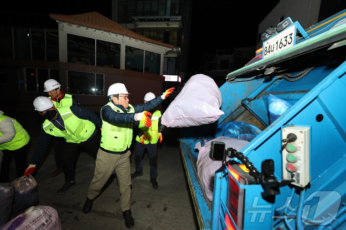 김홍규 강원 강릉시장이 2일 새벽 강릉커피거리 일대 생활쓰레기 수거 현장을 찾아 수거 작업 과정을 살피고 있다. 김 시장은 이날 수거업체 직원들과 간담회를 열고 근무 여건과 안전장비 확충 등 현장 애로사항을 청취했다. &#40;강릉시 제공, 재판매 및 DB 금지&#41; 2025.12.2/뉴스1 ⓒ News1 윤왕근 기자