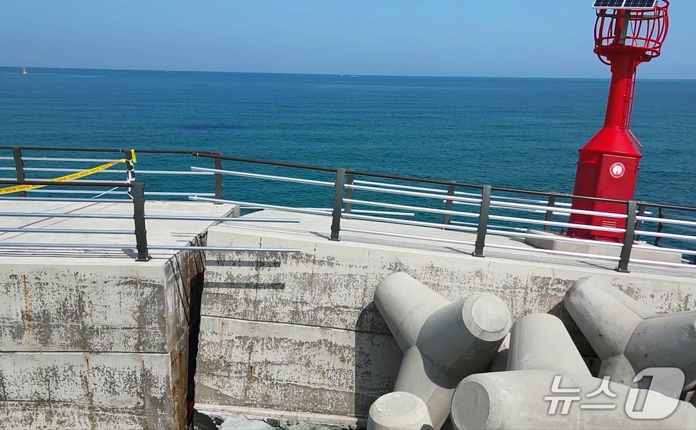 본문 이미지 - 제주시 애월읍 고내포구 방파제 일부가 끊긴 모습.(제주지방해양경찰청 제공. 재판매 및 DB 금지)
