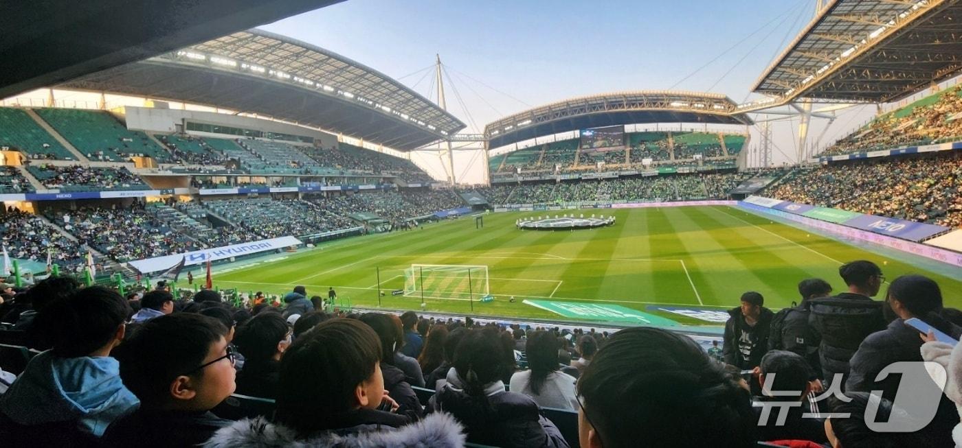 하이트진로가 전주·익산 아동위탁시설 5곳의 청소년 200여명과 함께 전주월드컵경기장에서 K리그 프로축구 경기를 관람했다.&#40;하이트 제공. 재판매 및 DB 금지&#41;