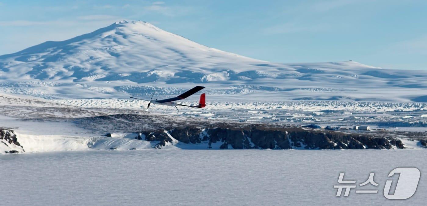 항공대 연구진이 개발한 소형 태양광 무인항공기가 남극 대륙을 비행하고 있다. (한국항공대 제공, 재판매 및 DB금지)