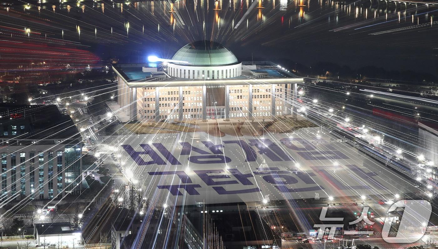 비상계엄 사태 1년을 맞아 오는 3일 국회 일대에서 ‘시민대행진’이 열릴 예정이다. 이번 행사는 지난해 민주주의가 위협받았던 상황에서 시민들이 직접 거리로 나서 의사를 표출했던 경험을 다시 한번 환기시키고, 새 정부가 내세운 국정 기조 ‘국민주권주의’를 상징하는 행사로 풀이된다. 사진은 국회 야경에 비상계엄 윤석열 전 대통령 탄핵 집회 레이어 합성. 기사 내용과 무관. 2025.12.2/뉴스1 ⓒ News1 임세영 기자
