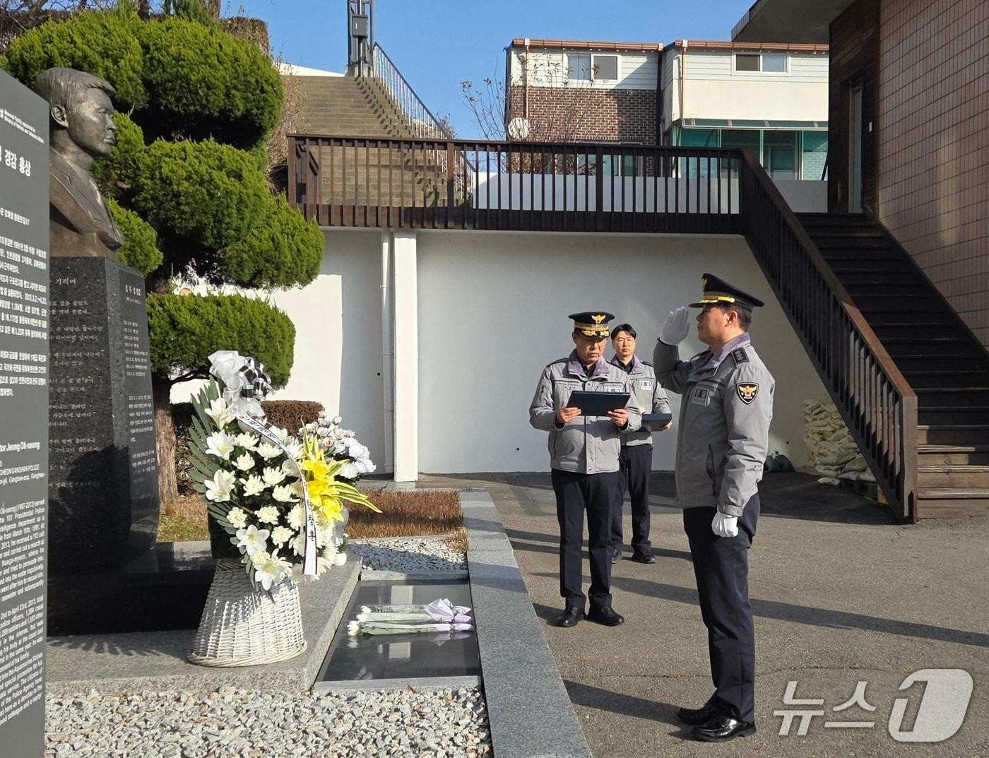 본문 이미지 -  한창훈 인천경찰청장이 故 정옥성 경감을 추모하고 있다&#40;인천경찰청 제공/뉴스1&#41;