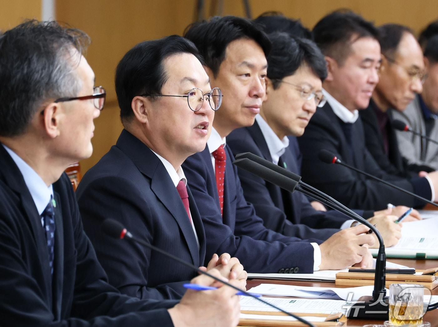 본문 이미지 - 이장우 대전시장이 2일 확대간부회의를 주재하고 있다. &#40;시 제공&#41; / 뉴스1