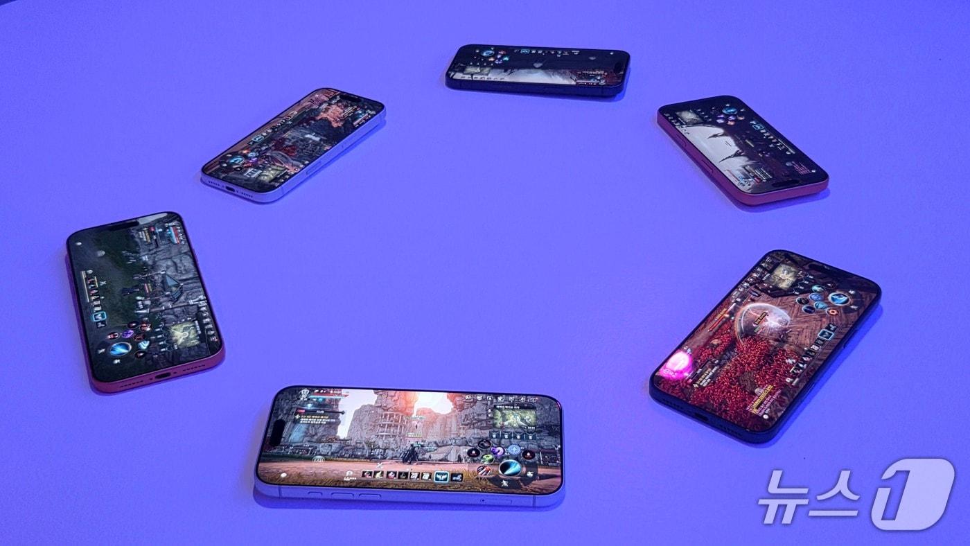 서울 성수동 스테이지X 도원에서 열린 애플 韓 첫 게임 쇼케이스. 아이온2가 아이폰 17 프로로 구동되고 있다. 2025.12.2 뉴스1 ⓒ News1 김민석 기자