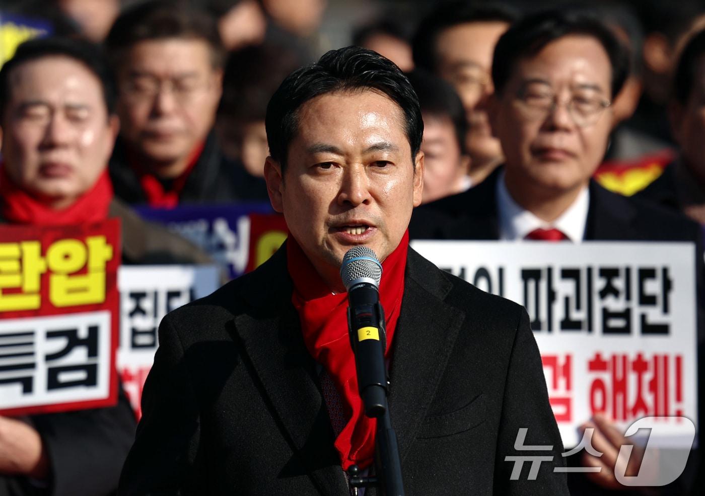 장동혁 국민의힘 대표가 2일 오후 서초구 서울중앙지방법원 앞에서 열린 추경호 의원 구속심사 규탄대회에서 발언하고 있다. 2025.12.2/뉴스1 ⓒ News1 구윤성 기자