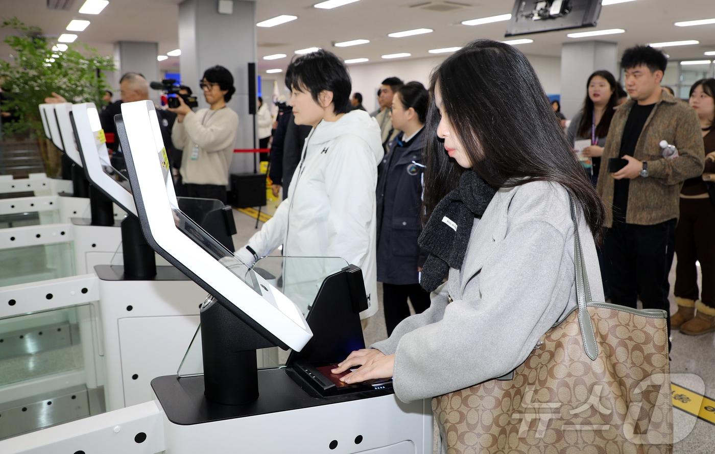 제주 서귀포시 강정동 강정크루즈여객터미널에서 크루즈 관광객들이 국내 첫 자동 출입국 심사대를 이용하고 있다. 2025.12.2/뉴스1 ⓒ News1 오미란 기자