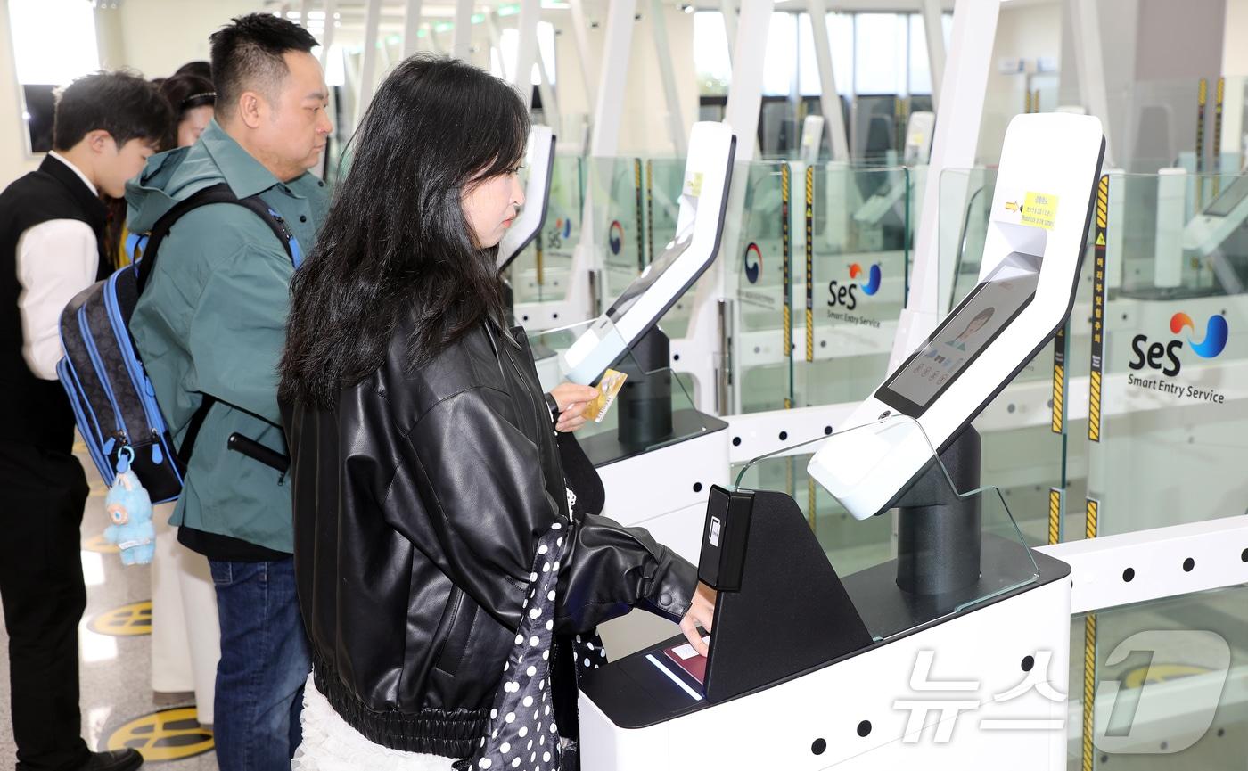 본문 이미지 - 제주 서귀포시 강정동 강정크루즈여객터미널에서 크루즈 관광객들이 국내 첫 자동 출입국 심사대를 이용하고 있다. 2025.12.2/뉴스1 ⓒ News1 오미란 기자