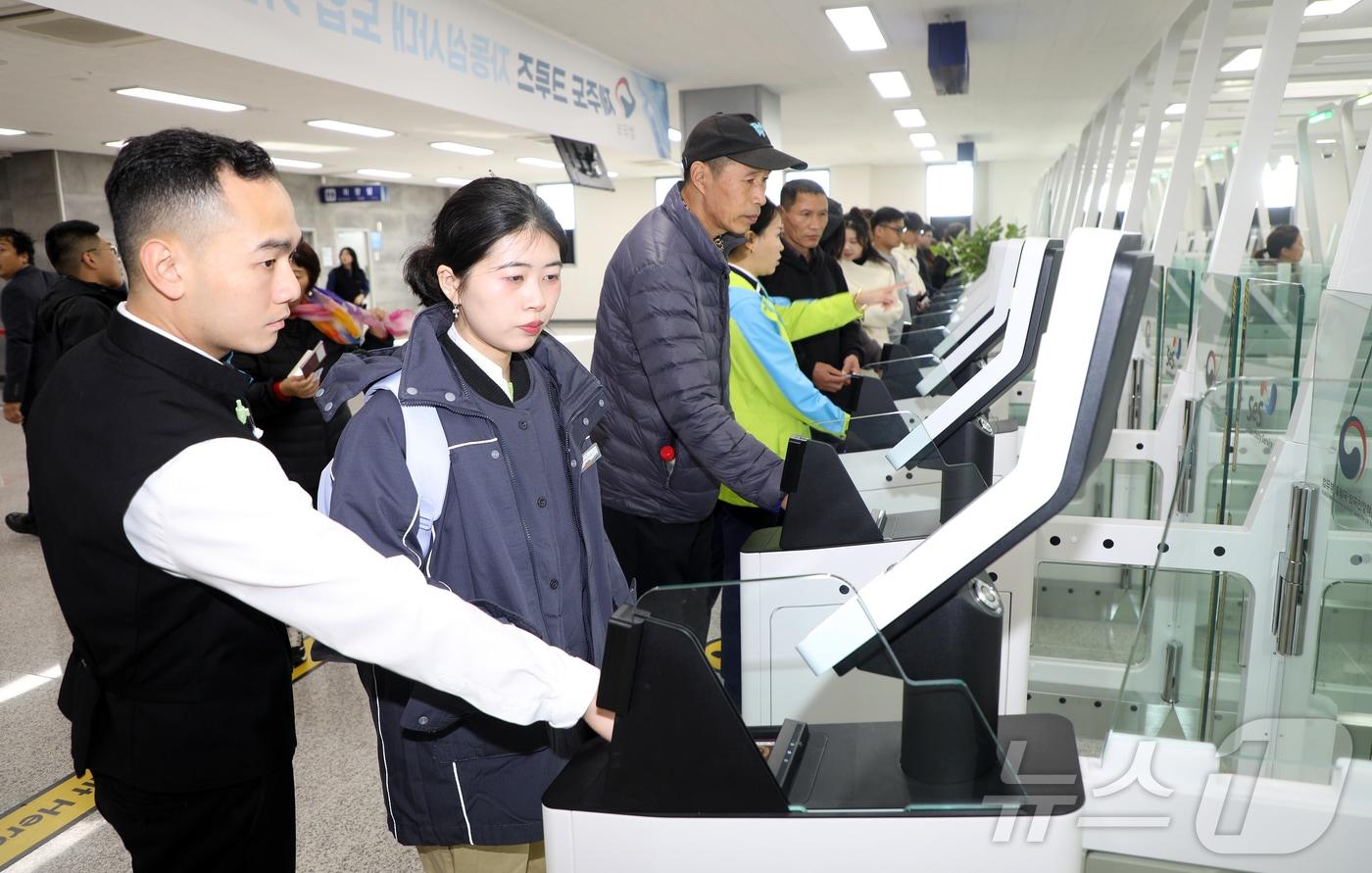 2일 오후 제주 서귀포시 강정동 강정크루즈여객터미널에서 크루즈 관광객들이 국내 첫 자동 출입국 심사대를 이용하고 있다. 2025.12.2/뉴스1 ⓒ News1 오미란 기자