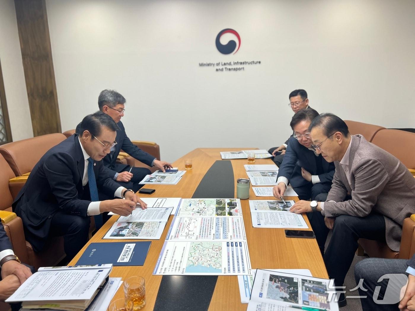 본문 이미지 - 지난 1일 최경식 전북 남원시장&#40;왼쪽&#41;이 김윤덕 국토부 장관을 만나 지역 내 SOC 현안 해결을 위한 지원을 요청하고 있다.&#40;남원시 제공. 재판매 및 DB금지&#41;/뉴스1 