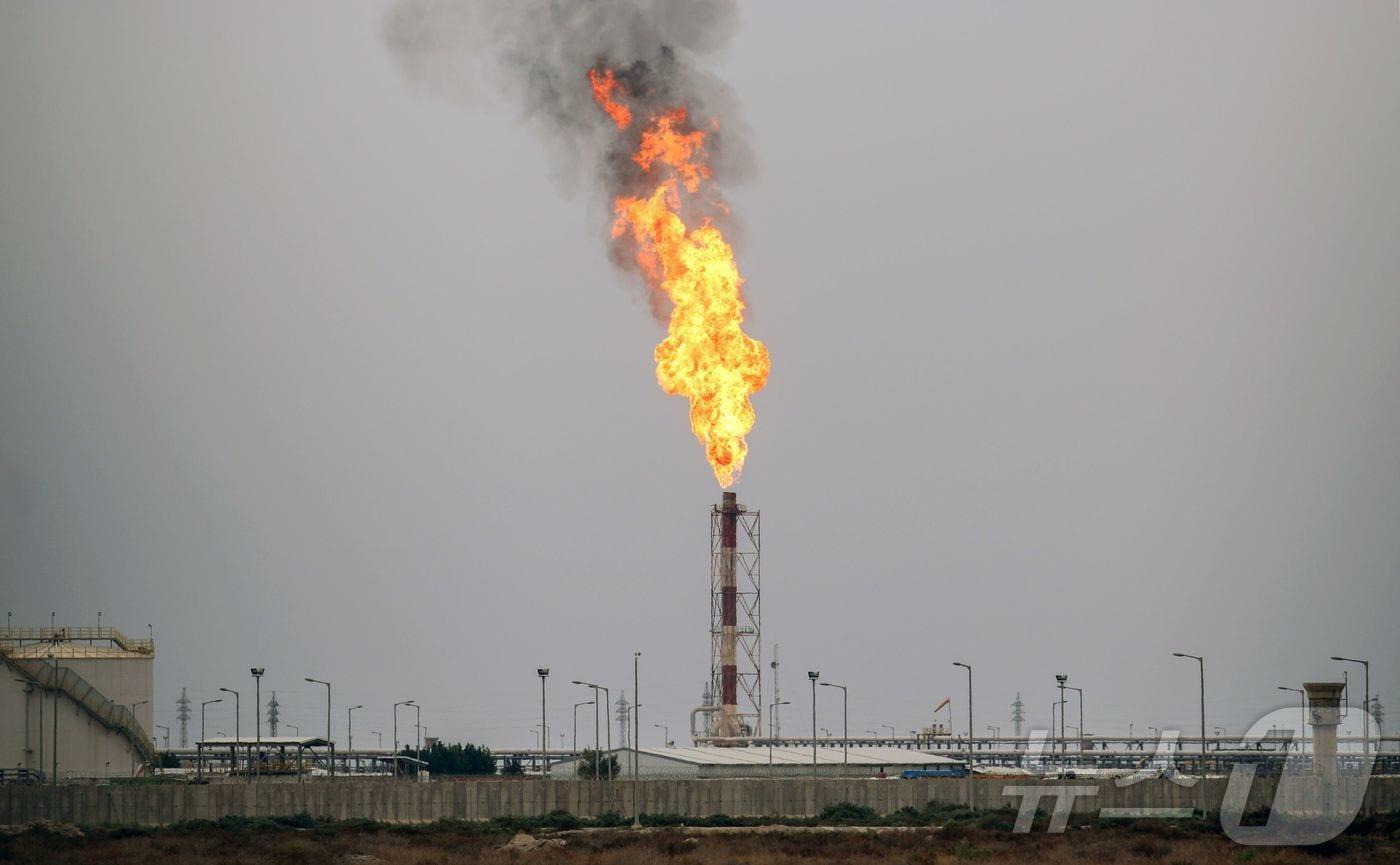 본문 이미지 - 이라크 남부 바스라주 서부에 위치한 서쿠르나 2 유전. ⓒ AFP=뉴스1