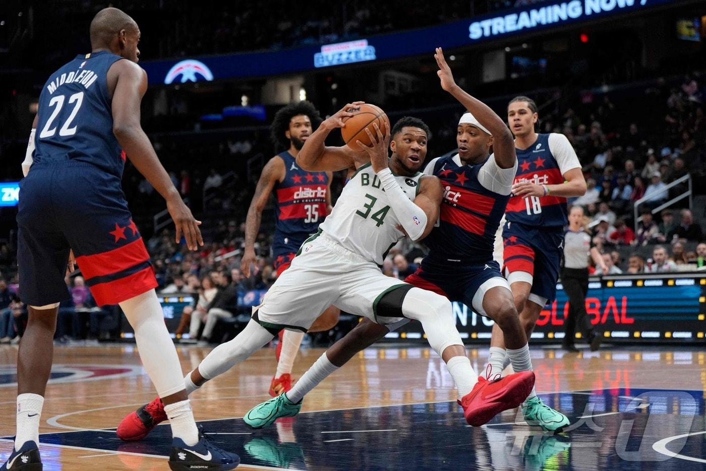 NBA 밀워키 아데토쿤보가 2일&#40;한국시간&#41; 워싱턴과 경기에서 드리블을 하고 있다. ⓒ AFP=뉴스1