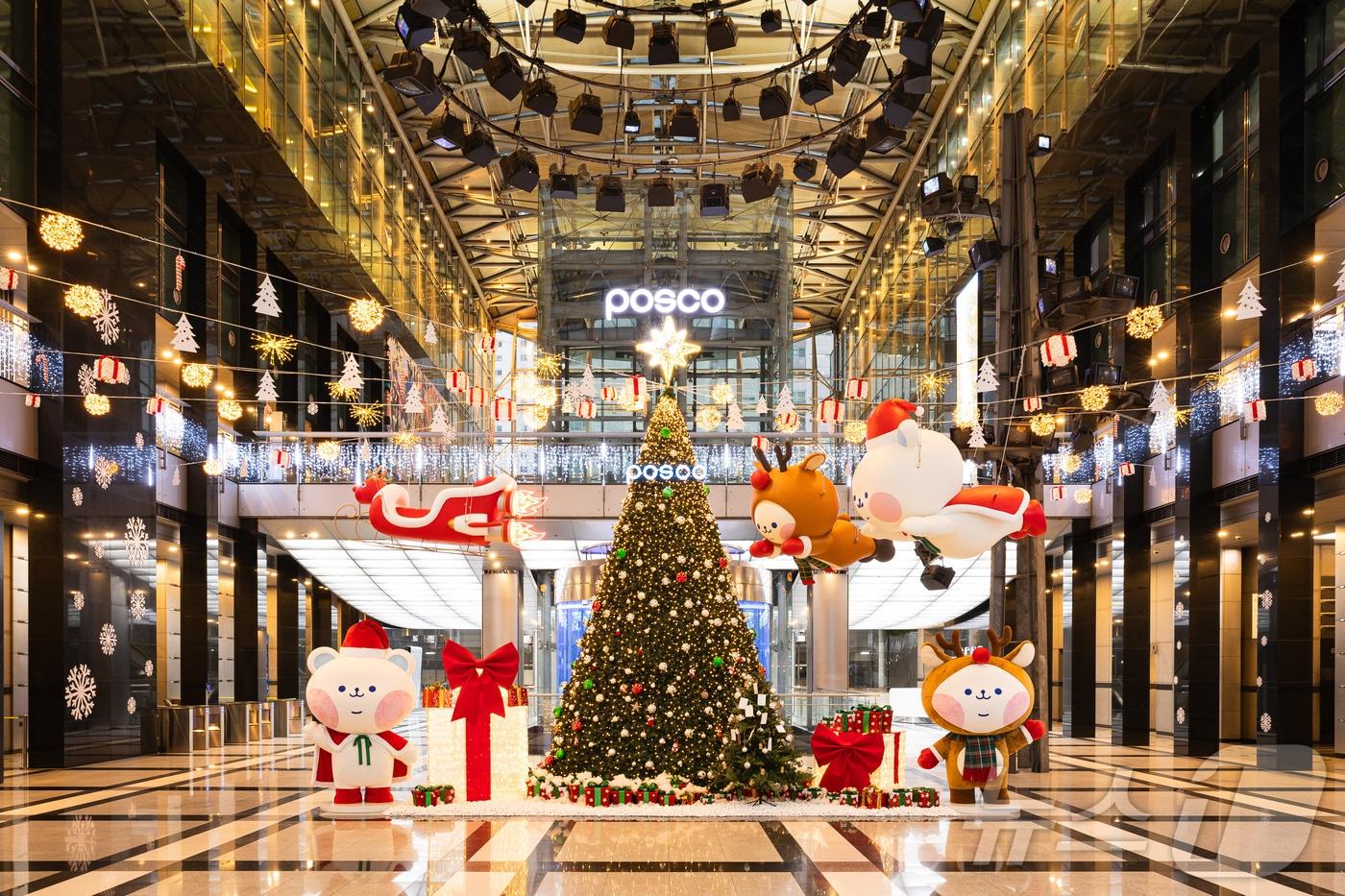 서울 강남구 포스코센터의 내·외부 경관 조명&#40;포스코그룹 제공&#41; 2025.12.2/뉴스