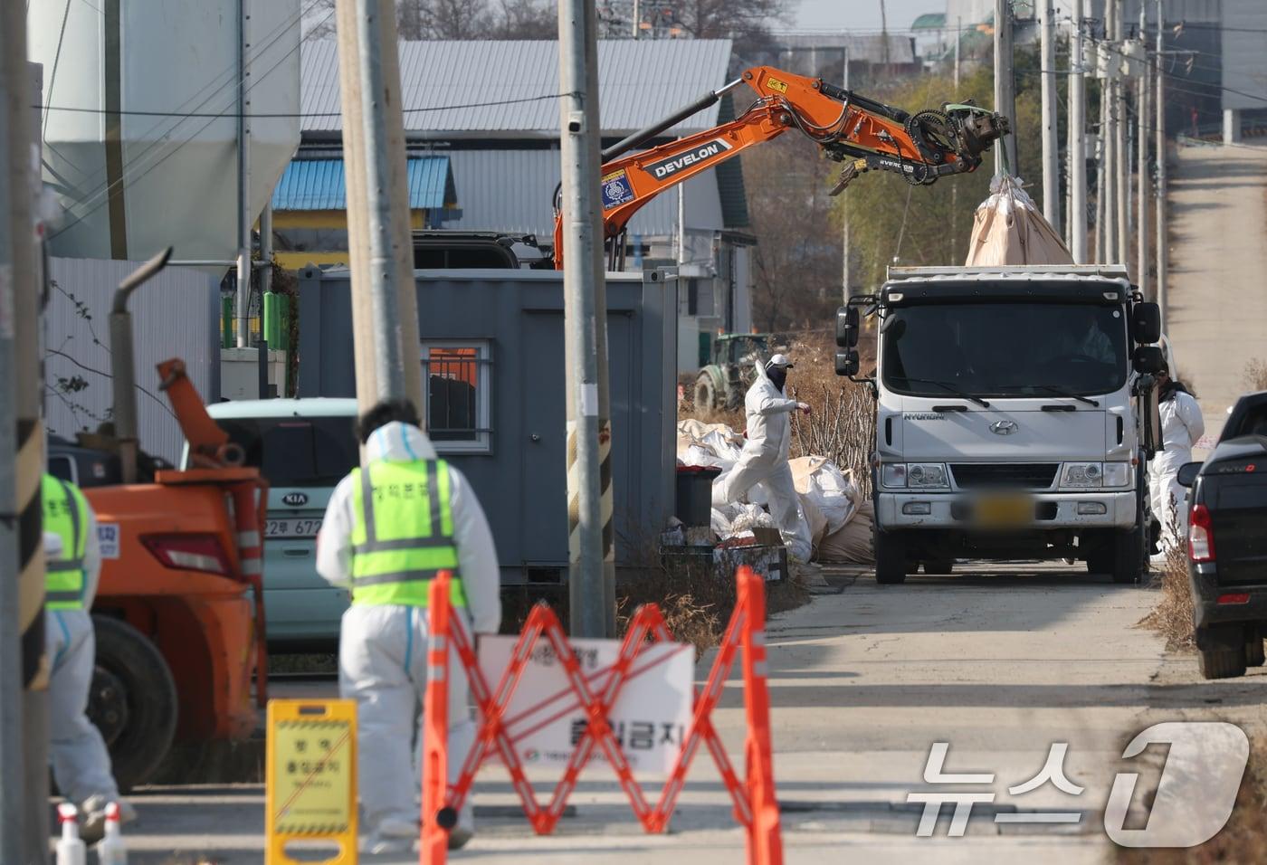 2일 경기 평택시 평택시의 한 산란계 농장에서 H5형 조류인플루엔자 항원이 확인돼 방역당국이 통제 및 방역 작업을 하고 있다. 중앙사고수습본부는 조류인플루엔자 확산 방지를 위해 경기도 전역과 평택시와 인접한 충남 천안·아산시의 산란계 관련 농장, 축산시설, 축산차량 등에 대해 이날 0시부터 24시간 동안 일시 이동중지 명령을 내렸다. 2025.12.2/뉴스1 ⓒ News1 김영운 기자