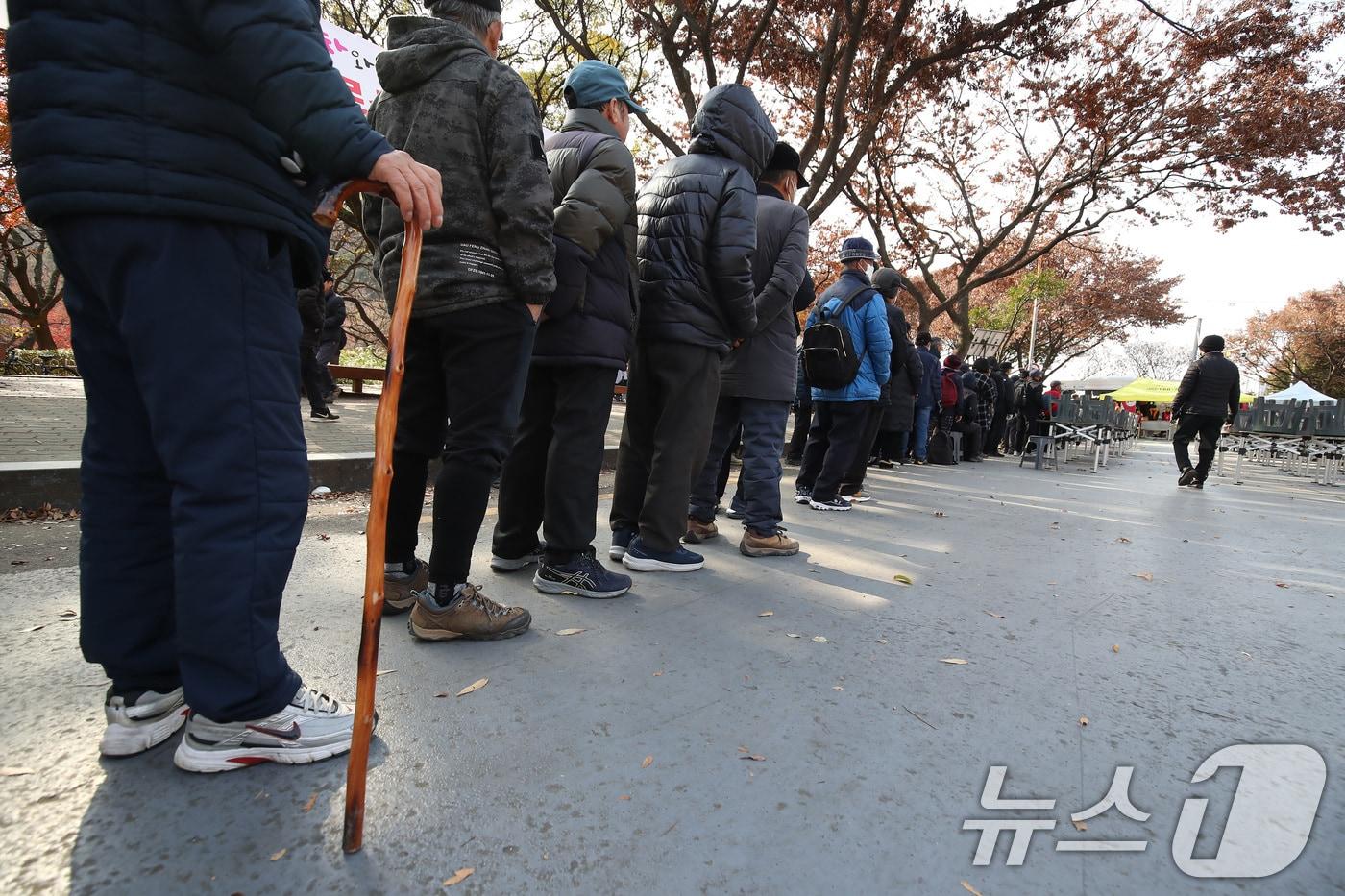 초겨울 추위가 찾은 2일 오전 대구 달서구 두류공원 &#39;사랑해밥차&#39; 무료급식소에 점심 배식을 기다리는 줄이 길게 늘어져 있다. 2025.12.2/뉴스1 ⓒ News1 공정식 기자