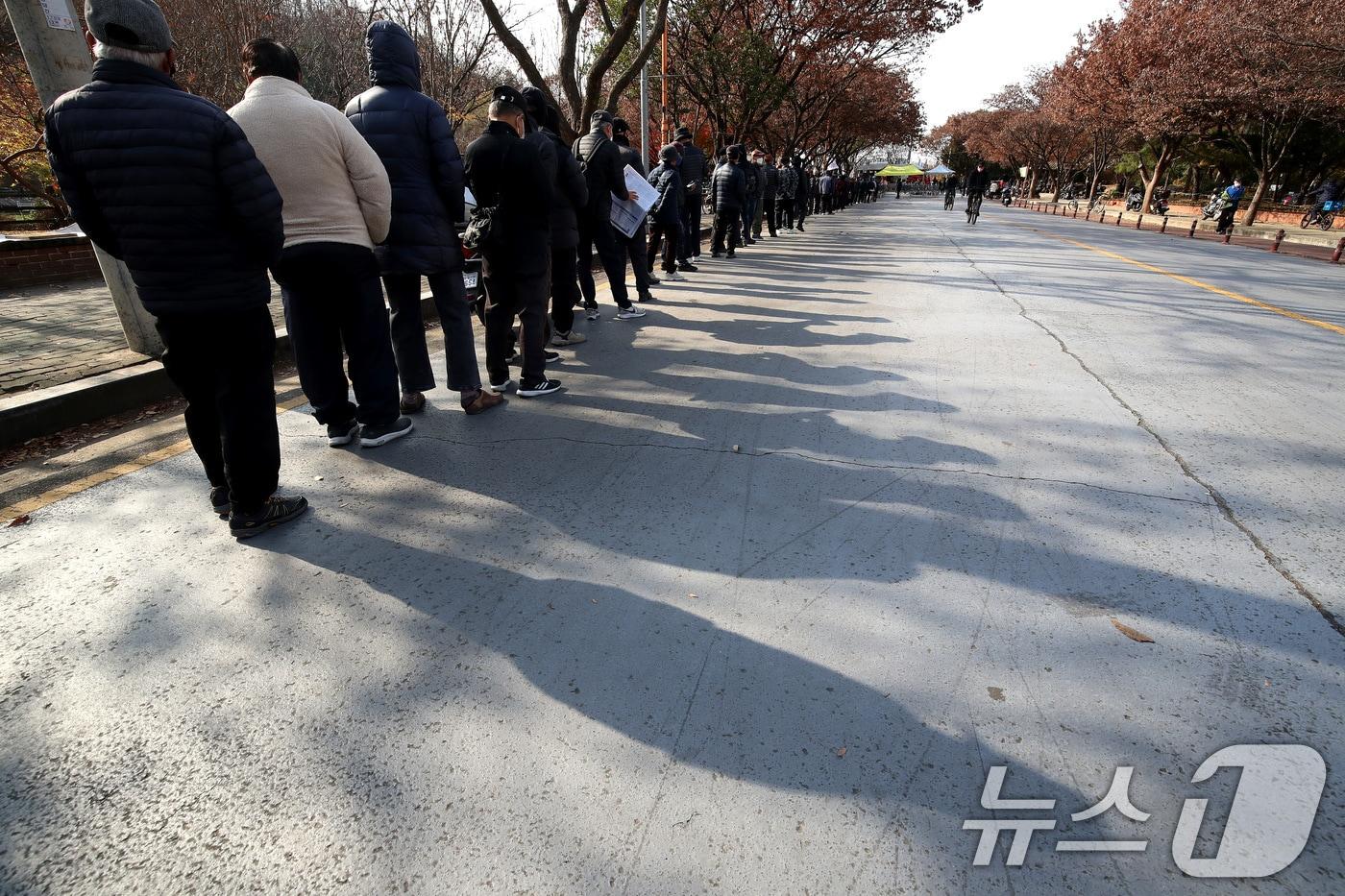 초겨울 추위가 찾아온 2일 오전 대구 달서구 두류공원 사랑해밥차 무료급식소에 점심 배식을 기다리는 줄이 길게 늘어져 있다. 2025.12.2/뉴스1 ⓒ News1 공정식 기자