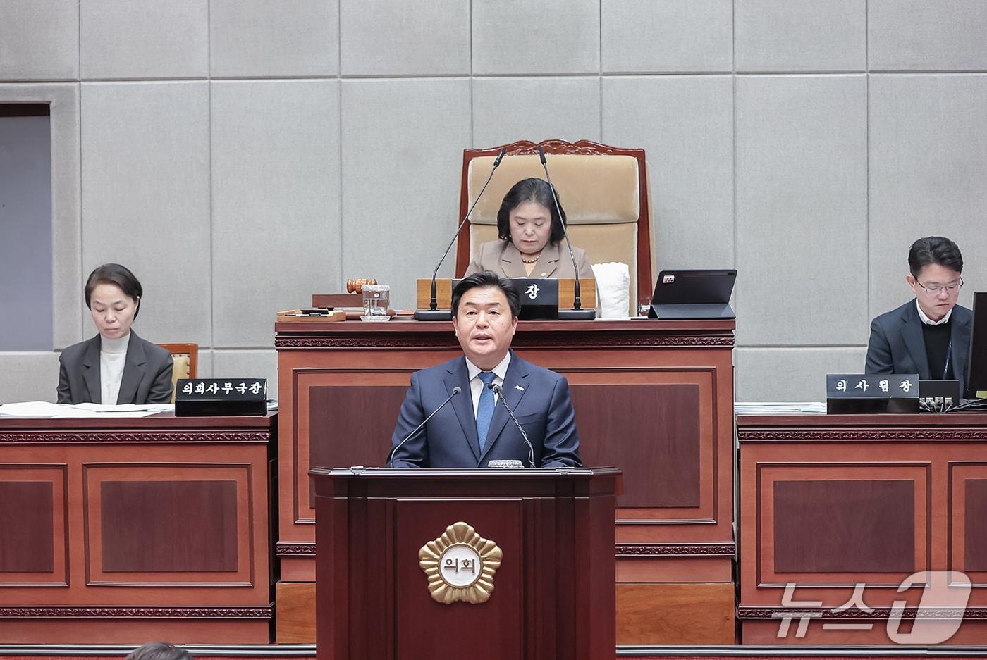 임병택 시흥시장&#40;맨 앞&#41;이 제322회 시흥시의회 정례회에서 연설하고 있다.&#40;시흥시 제공&#41;