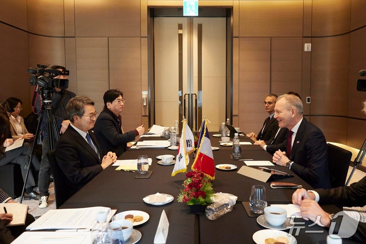 2일 오전 페어몬트 호텔에서 김동연 경기도지사가 에어리퀴드 첨단소재 및 수소 등 관련 투자계획 논의를 위해 프랑수아 자코&#40;Fran&ccedil;ois Jackow&#41;에어리퀴드 회장과 면담을 하고 있다.&#40;경기도 제공. 재판매 및 DB금지&#41;