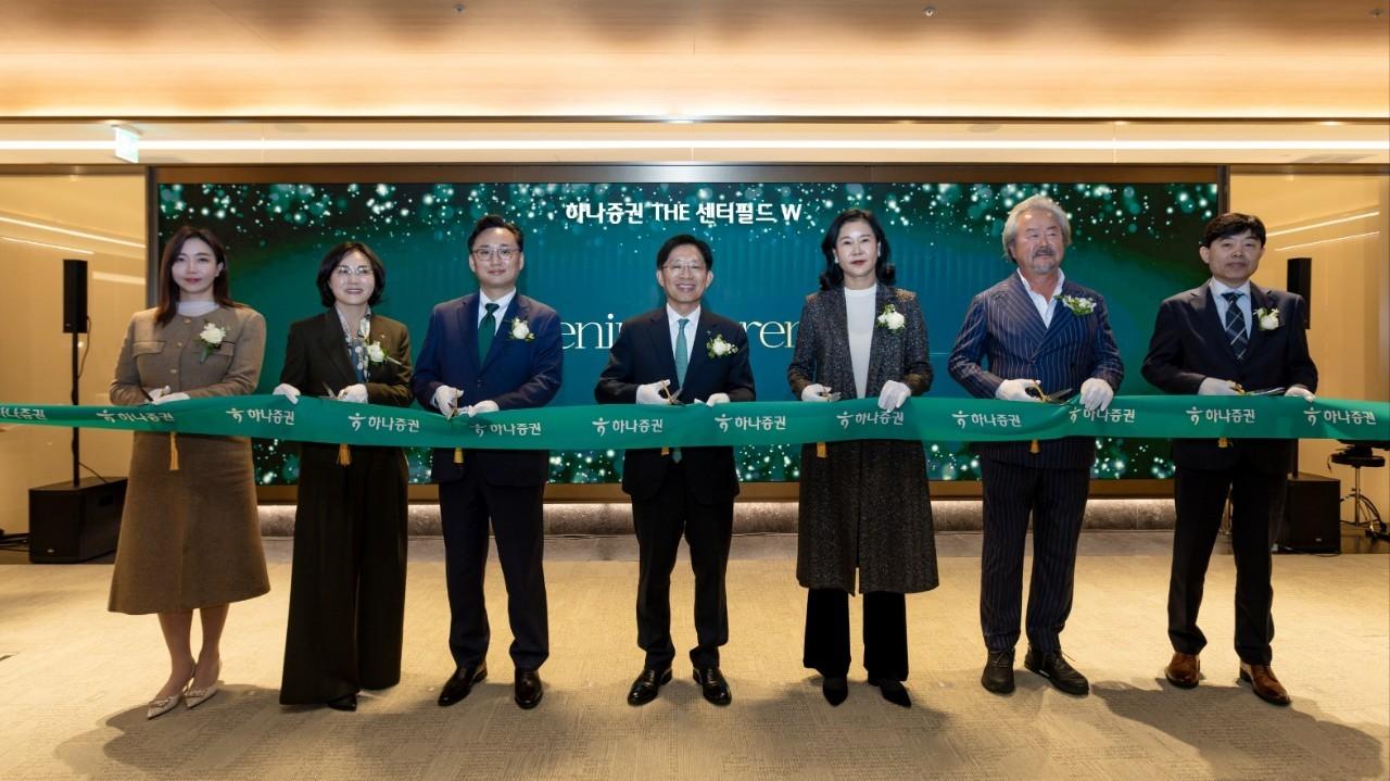 본문 이미지 - 강성묵 하나증권 대표이사(가운데), 조대현 WM그룹장(왼쪽 세번째), 박춘희 하나증권 THE 센터필드 W 센터장(왼쪽 두번째)과 임직원, 손님이 행사에 참여해 기념촬영하고 있다. (하나증권 제공)