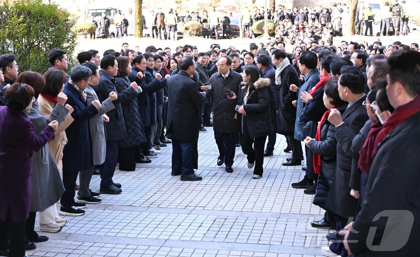 추경호 국민의힘 의원이 2일 서울 서초구 서울중앙지방법원에서 열린 구속 전 피의자 심문&#40;영장실질심사&#41;에 출석하며 국민의힘 의원들의 응원을 받고 있다. &#40;공동취재&#41; 2025.12.2/뉴스1 ⓒ News1 오대일 기자