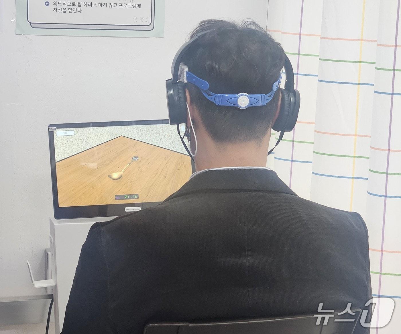 본문 이미지 - 소방공무원이 뇌파검사를 받고 있다. &#40;전북소방본부 제공. 재판매 및 DB금지&#41;