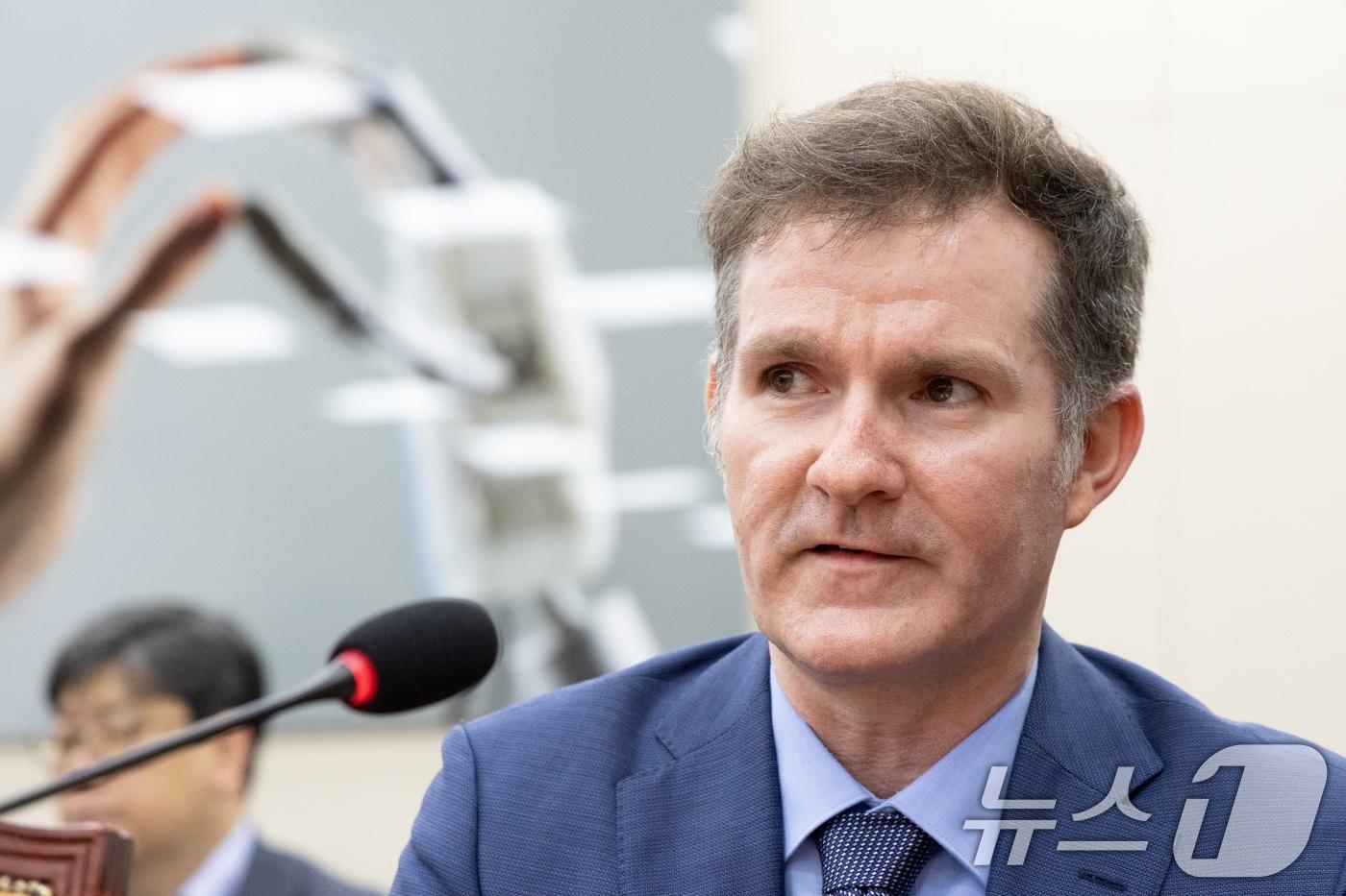 브랫 매티스 쿠팡 최고정보보호책임자(CISO)가 2일 서울 여의도 국회에서 열린 제429회국회(정기회) 과학기술정보방송통신위원회 제18차 전체회의에 출석해 의원 질의에 답변하고 있다. 2025.12.2/뉴스1 ⓒ News1 이승배 기자