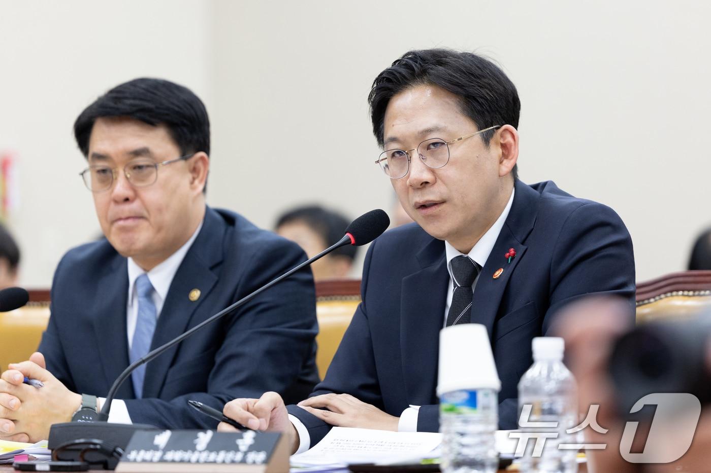 배경훈 과학기술정보통신부 장관이 2일 서울 여의도 국회에서 열린 제429회국회&#40;정기회&#41; 과학기술정보방송통신위원회 제18차 전체회의에 출석해 쿠팡 개인정보 유출 사고 관련 답변을 하고 있다. 2025.12.2/뉴스1 ⓒ News1 이승배 기자