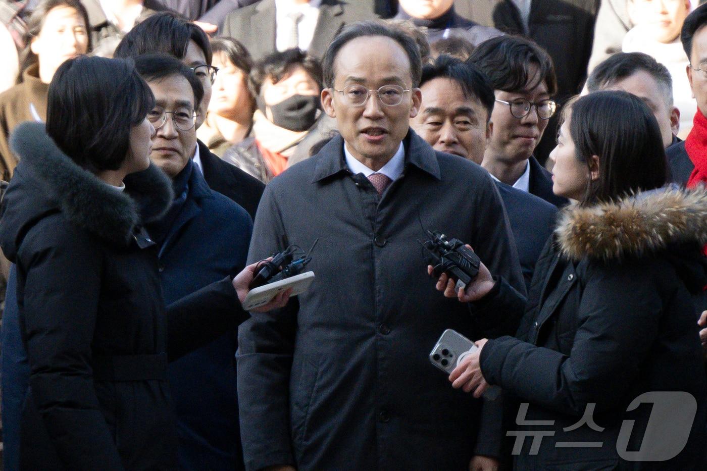 계엄 해제 표결 방해 혐의를 받는 추경호 국민의힘 전 원내대표가 2일 서울 서초구 서울중앙지방법원에서 열린 구속 전 피의자심문(영장실질심사)에 출석하며 입장을 밝히고 있다. (공동취재) 2025.12.2/뉴스1 ⓒ News1 오대일 기자