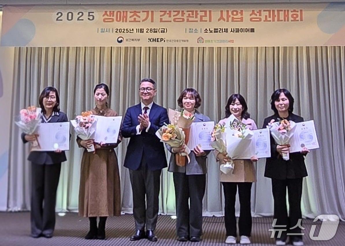 본문 이미지 - 경기 군포시 산본보건지소 관계자들이 보건복지부 &#39;2025년 생애초기건강관리사업 성과대회&#39;에서 장관상을 수상한 후 기념촬영을 하고 있다. &#40;군포시 제공. 재판매 및 DB 금지&#41; 2025.12.2/뉴스1