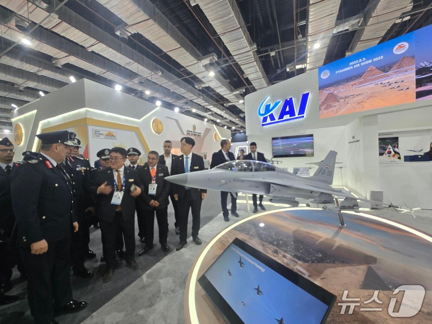본문 이미지 - 1~4일&#40;현지 시간&#41; 열리는 이집트 방산전시회&#40;EDEX&#41; 한국항공우주산업&#40;KAI&#41; 부스에 이집트 공군사령관 일행이 방문한 모습&#40;KAI 제공&#41;