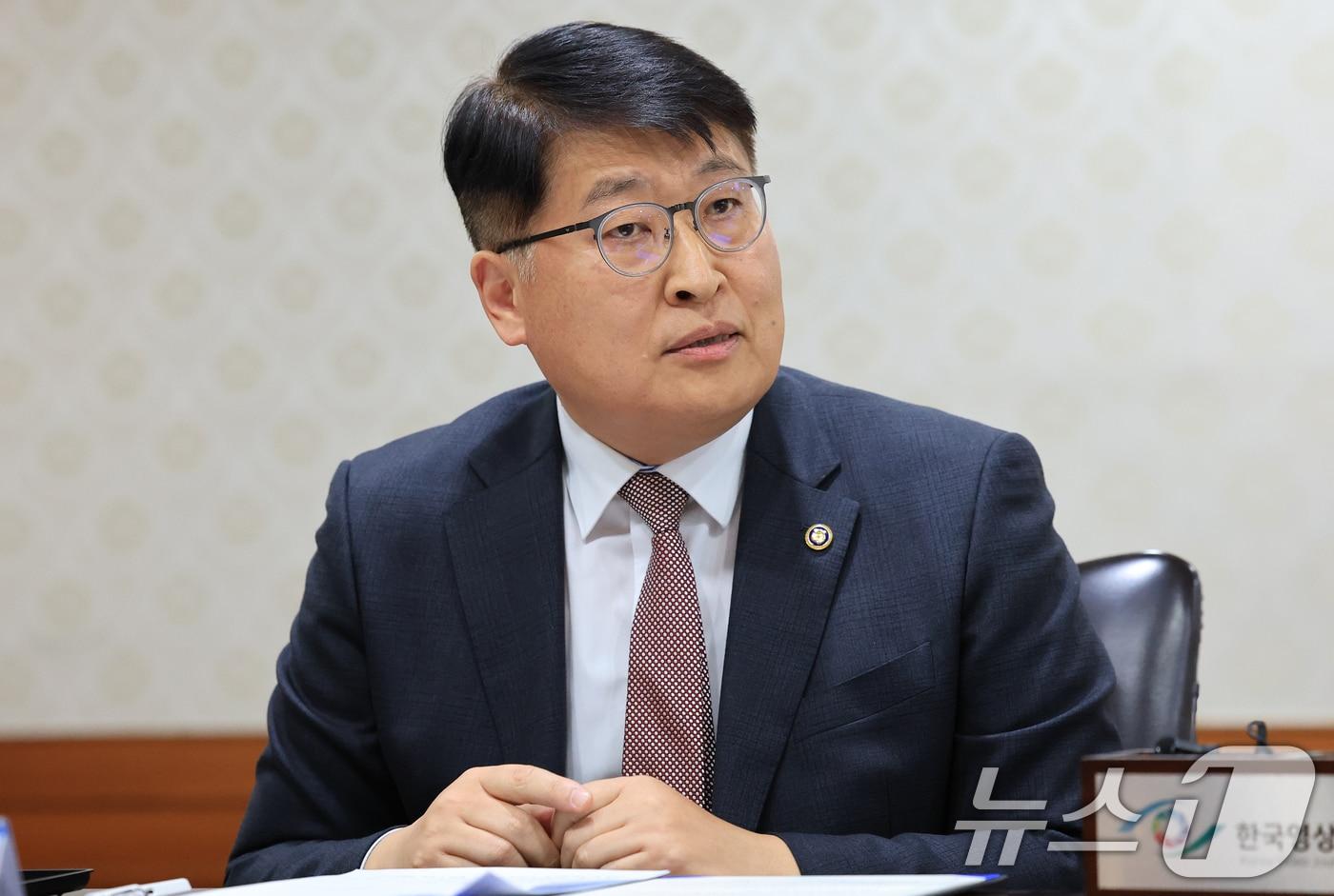 본문 이미지 - 김태균 서울시 행정1부시장이 2일 서울 종로구 정부서울청사에서 열린 생활폐기물 직매립 금지 관련 업무협약 체결식에서 발언을 하고 있다. 2025.12.2 ⓒ 뉴스1 임세영 기자