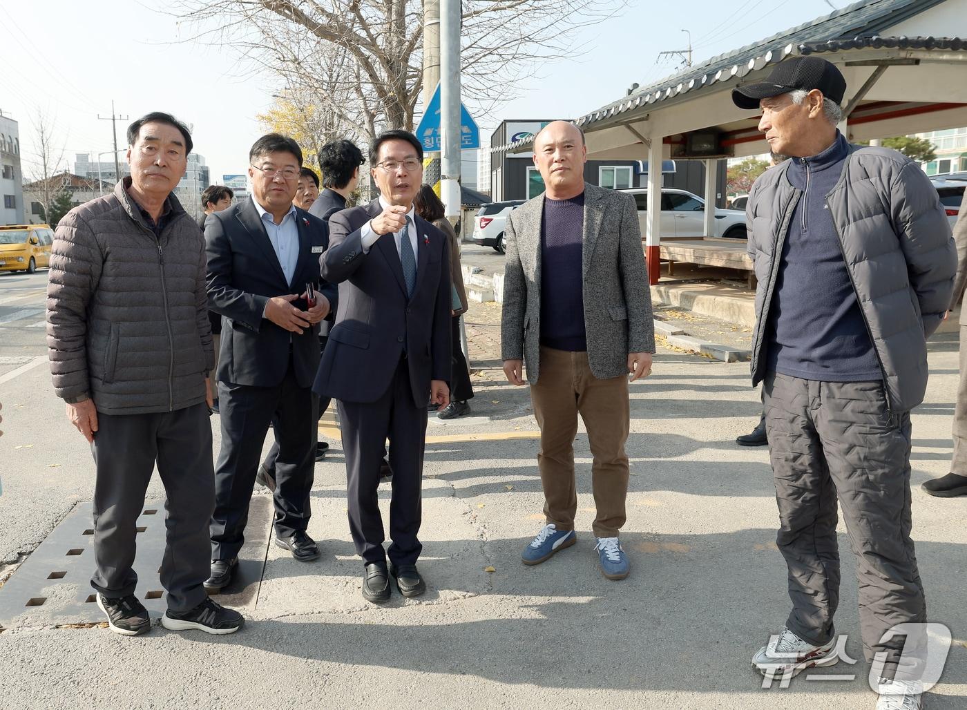 본문 이미지 - 심덕섭 전북 고창군수&#40;가운데&#41;가 2일 경로당을 찾아 긴급 안전 점검에 나섰다.&#40;고창군 제공. 재판매 및 DB 금지&#41;