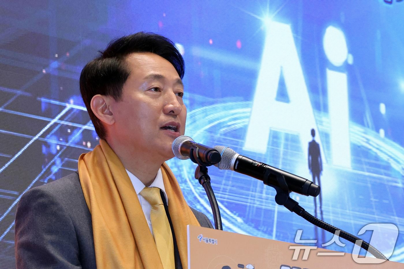 오세훈 서울시장이 2일 오후 서울 중구 동대문디자인플라자&#40;DDP&#41;에서 열린 &#39;2025 청년취업사관학교 AI 인재 페스티벌&#39;에서 청년취업사관학교 2.0 비전선포 및 AI 인재 얼라이언스를 소개하고 있다. 2025.12.2/뉴스1 ⓒ News1 황기선 기자