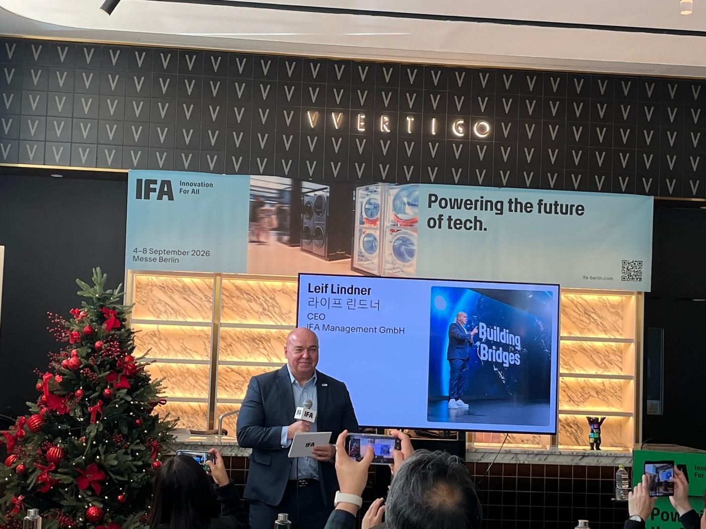 본문 이미지 - 라이프 린드너 IFA 매니지먼트 최고경영자&#40;CEO&#41;가 2일 서울 여의도 콘래드호텔에서 기자간담회를 하고 있다. ⓒ 뉴스1