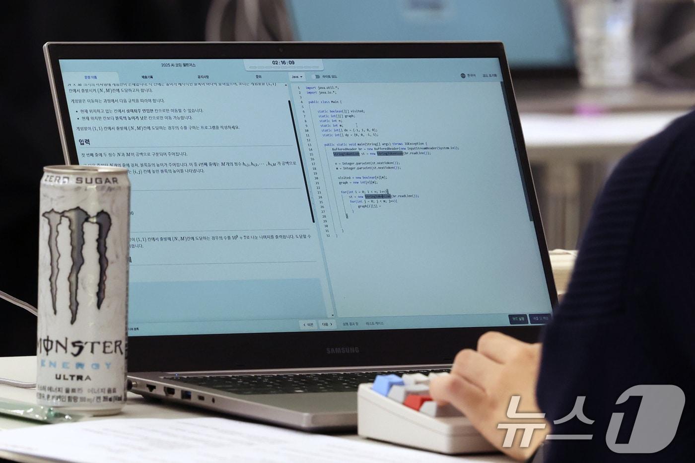 본문 이미지 - 코딩작업을 하는 모습. 2025.12.2 ⓒ 뉴스1 황기선 기자