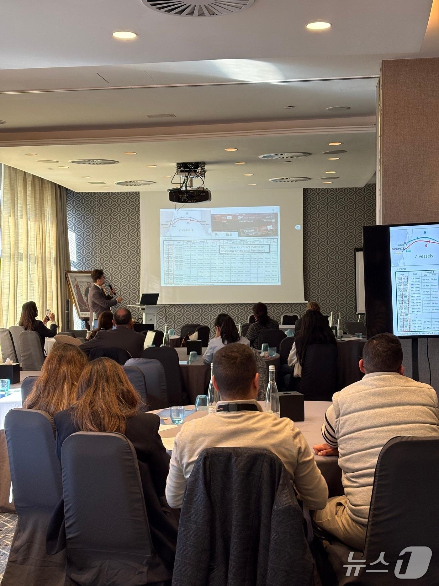 본문 이미지 - 지난달 열린 'UNCTAD 아프리카 항만 역량강화 워크숍'에서 부산항만공사가 발표하는 모습 (BPA 제공. 재판매 및 DB금지)