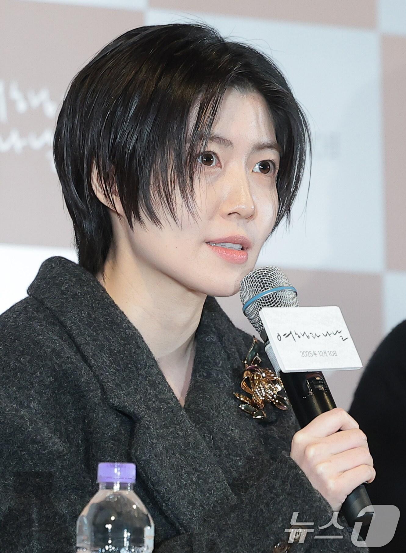 본문 이미지 - 배우 심은경이 2일 서울 용산구 CGV용산아이파크몰에서 열린 영화 '여행과 나날' 언론 시사회 및 기자 간담회에서 인사말을 하고 있다. '여행과 나날'은 어쩌면 끝이라고 생각한 각본가 '이'(심은경 분)가 어쩌다 떠나온 설국의 여관에서 의외의 시간을 보내면서 다시 시작되는 2025년 겨울, 일상 여행자들과 함께 떠나는 꿈같은 이야기를 그렸다. 2025.12.2/뉴스1 ⓒ News1 권현진 기자