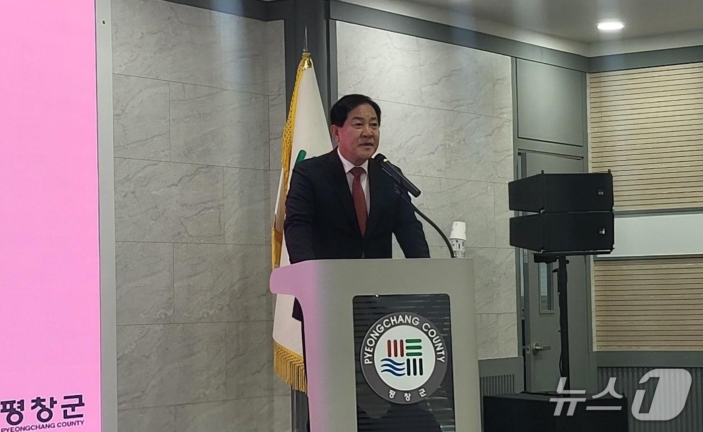 심재국 강원 평창군수가 2일 군청에서 회견을 열고 노인 복지 정책인 &#39;다 보살펴드림, 해피700억 평창플랜&#39;을 발표하고 있다. 2025.12.2/뉴스1