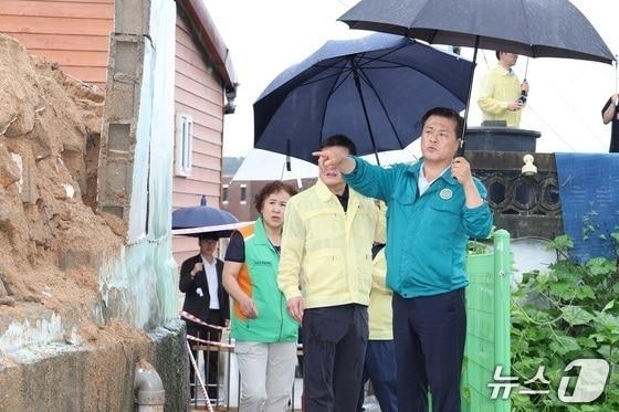 본문 이미지 - 지난 7월 19일 집중호우 피해 현장을 칮은 이학수 전북 정읍시장이 주민 불편 해소 및 2차 피해 방지를 위한 대응을 지시하고 있다.&#40;정읍시 제공. 재판매 및 DB금지&#41;/뉴스1