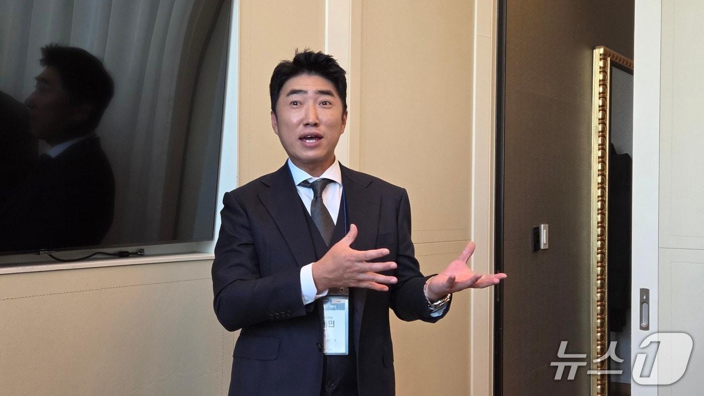 장동민 푸른하늘 대표가 &#39;대한민국 벤처 30주년 기념식&#39; 참석 이후 취재진과 만나 이야기하고 있다. 2025.12.2 ⓒ뉴스1 이정후 기자