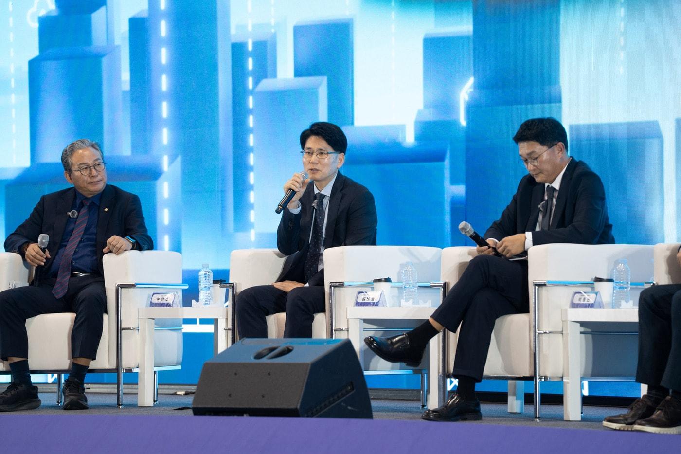 김태병 국토교통부 기술안전정책관&#40;가운데&#41;이 지난 11월 5일 스마트건설·안전·AI 엑스포 내 &#39;건썰의 시대&#39; 토크쇼에서 &#34;AI·청년·안전&#34;을 주제로 토론하고 있다&#40;국토교통부 제공&#41;.뉴스1 ⓒ News1