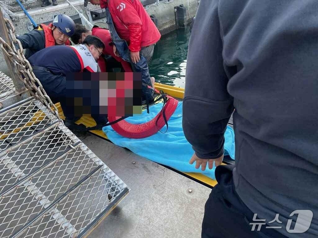 본문 이미지 - 해경이 2일 오후 부산 하리항에 빠진 50대 작업자를 구조하고 있다.&#40;부산해경 제공. 재판매 및 DB 금지&#41;