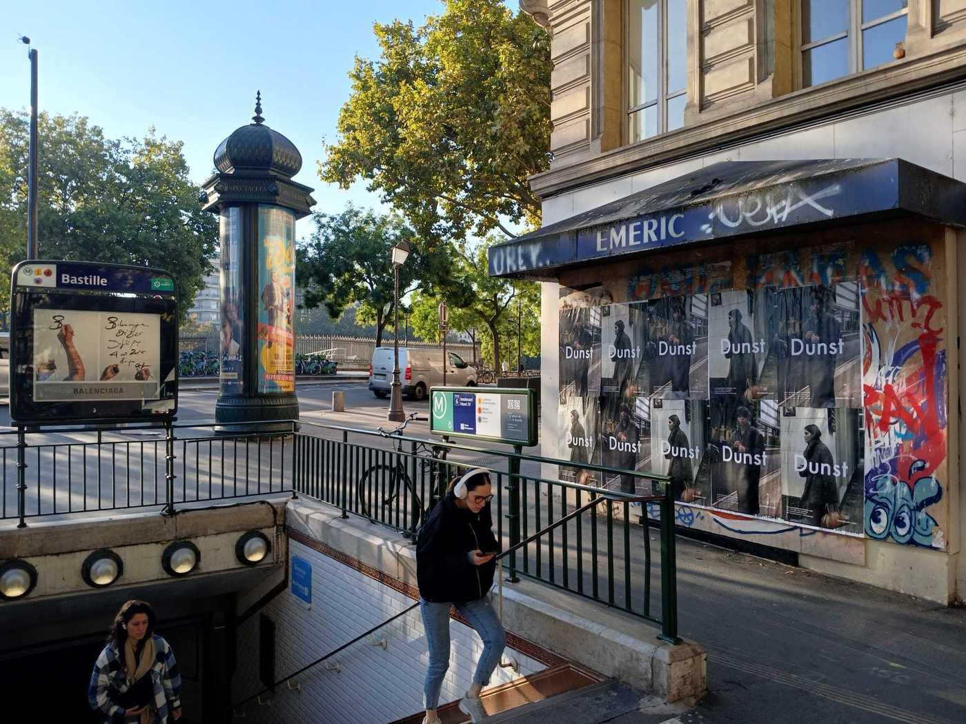 본문 이미지 - 던스트가 해외에서 건물 벽면을 활용해 &#39;룩북&#39; 형태로 브랜드를 광고하는 모습. 이로써 감도 높은 브랜드 이미지를 구축했다.&#40;던스트제공&#41;