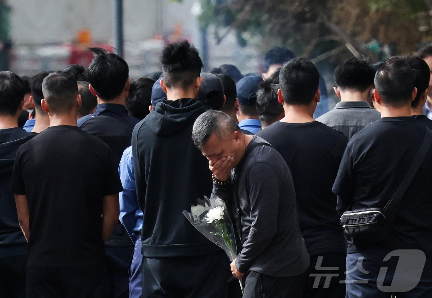 2일&#40;현지시간&#41; 중국 홍콩 타이포의 왕푹 코트 아파트 단지 옆에서 열린 화재 희생자 추모식에 참석하고 있다. 2025.12.02. ⓒ 로이터=뉴스1 ⓒ News1 이정환 기자