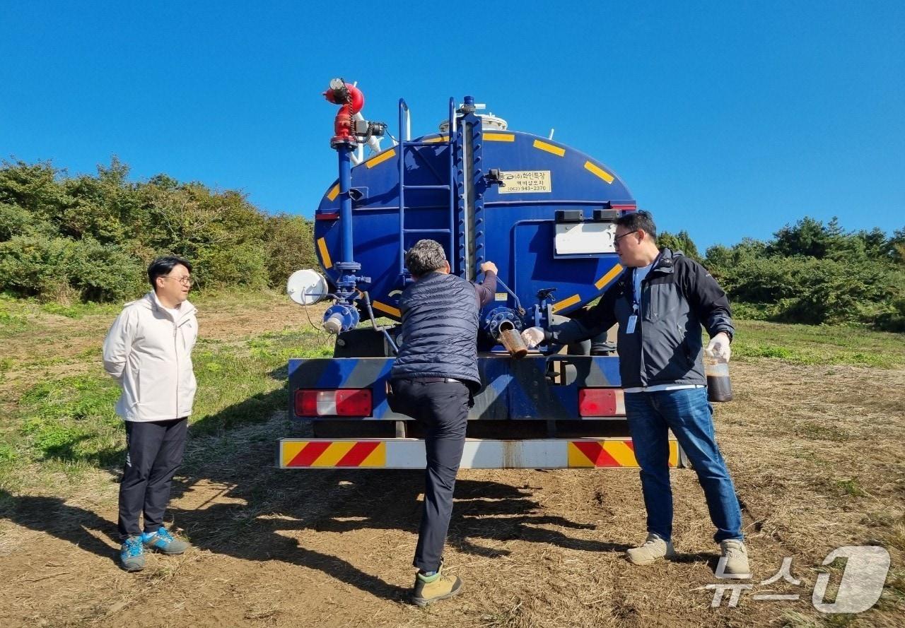 본문 이미지 - 제주시 관계자가 가축분뇨 관련 사업장을 점검하는 모습.(제주시 제공. 재판매 및 DB 금지)