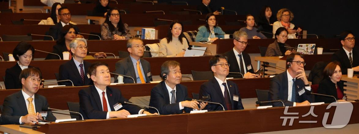 본문 이미지 - 이강덕 경북 포항시징이 2일 서울 대한상공회의소에서 열린 제1회 동아시아 기후대화에 참석해 국내외 기후 외교 리더들과 교류했다. &#40;포항시제공, 재판매 및 DB금지0 2025.12.2/뉴스1