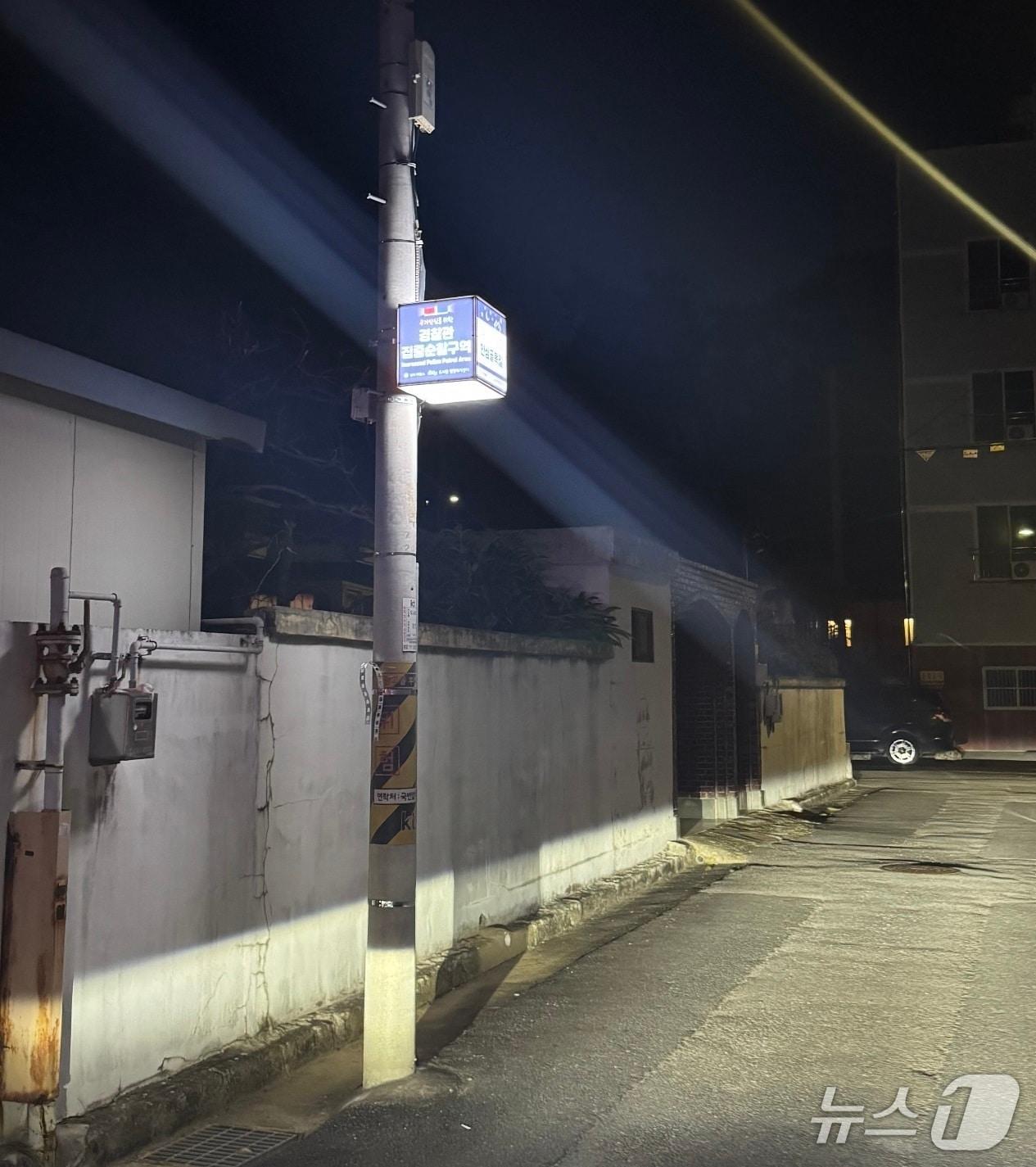 본문 이미지 - 순천경찰서 남도파출소가 설치한 태양광 큐브형 안내판. &#40;순천경찰서 제공. 재판매 및 DB금지&#41;