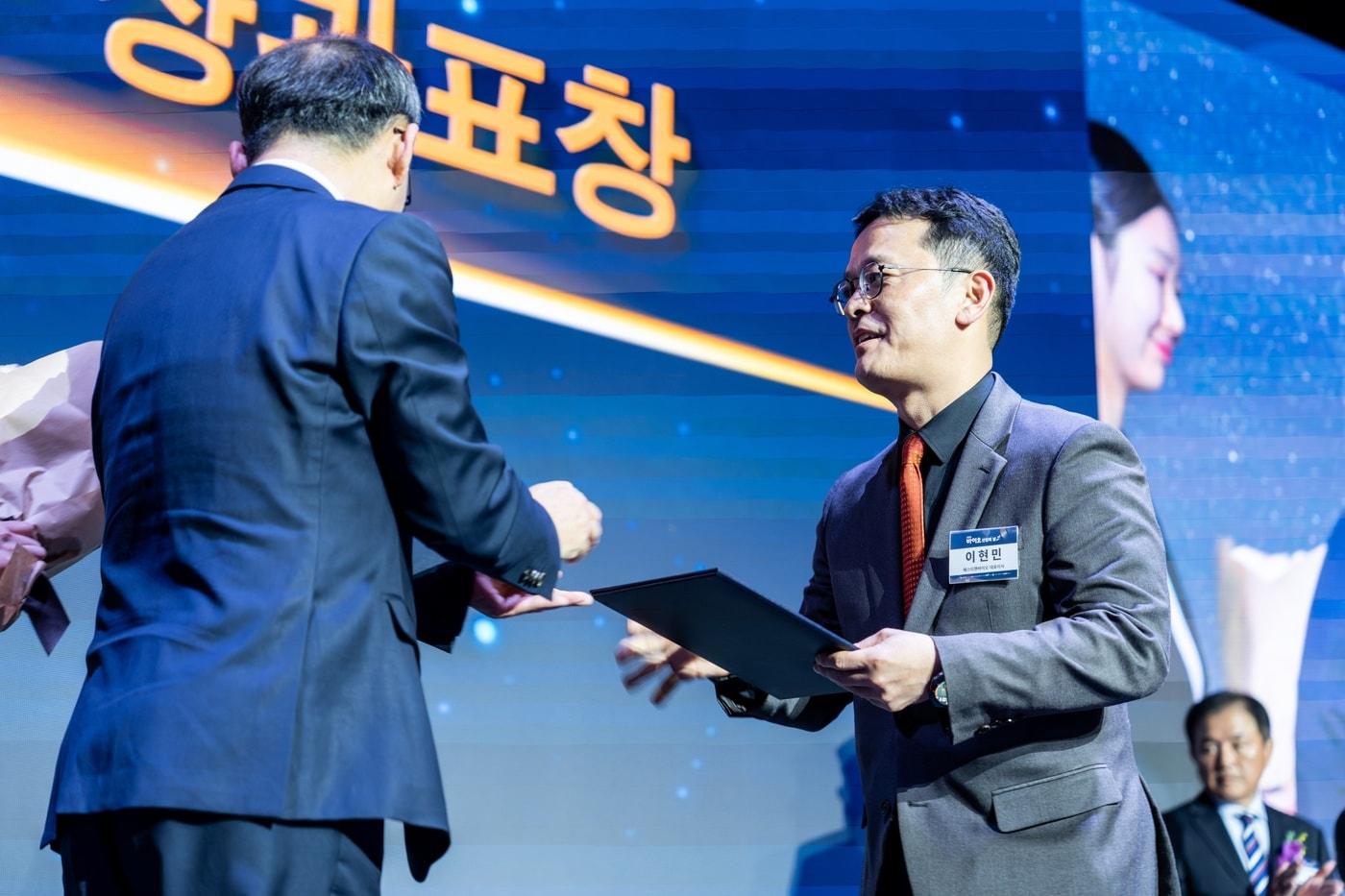 이현민 에스티젠바이오 대표&#40;오른쪽&#41;가 바이오산업의 날에서 산업통상부 장관 표창을 수상하고 있다.&#40;에스티젠바이오 제공&#41;/뉴스1